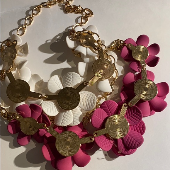 Two Floral gold tone Necklaces: fuchsia and white - Picture 11 of 11